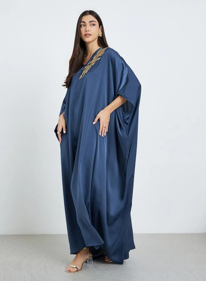 أميرة قفطان ساتان بتطريز ذهبي لون كحلي